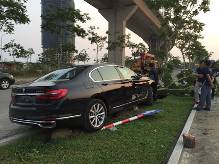 Đây không phải là lần đầu tiên khách hàng lái thử xe của Euro Auto - nhà phân phối BMW và MINI tại Việt Nam gặp tai nạn. Cách đây gần 1 năm trước, tại sự kiện BMW World Expo, một khách hàng Việt cũng đã mất kiểm soát khi đang lái thử chiếc MINI.