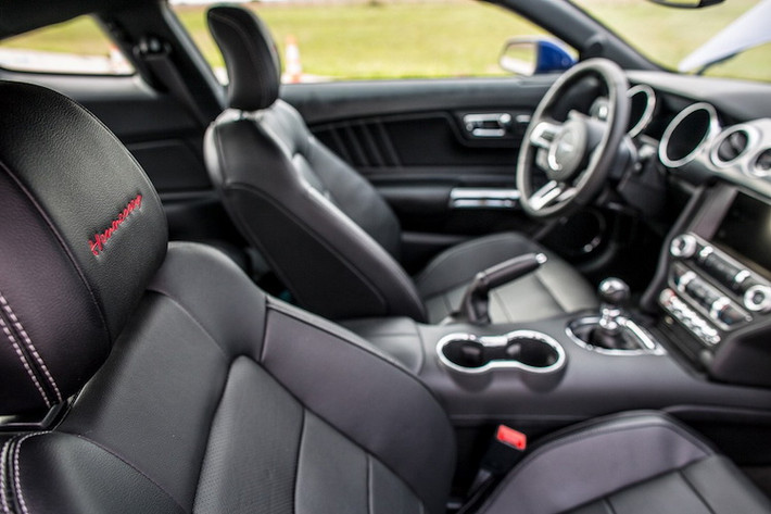 Là một hãng độ chú trọng tới nâng cấp động cơ, nội thất của Mustang GT đã được Hennessey gần như giữ nguyên, chỉ thêu tên tuổi của mình trên các ghế tựa đầu và thảm sàn xe.