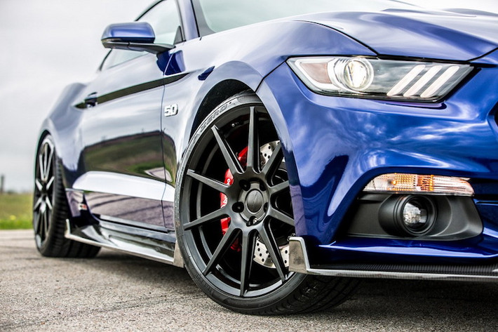 Ở bên ngoài, ngoại hình của Mustang GT có sự thay đổi nhẹ nhờ có bộ bodylip khí động học lắp xung quah thân xe CarbonAero bằng sợi carbon, bên cạnh mâm Hennessey H10 10 cánh đơn bản lớn.