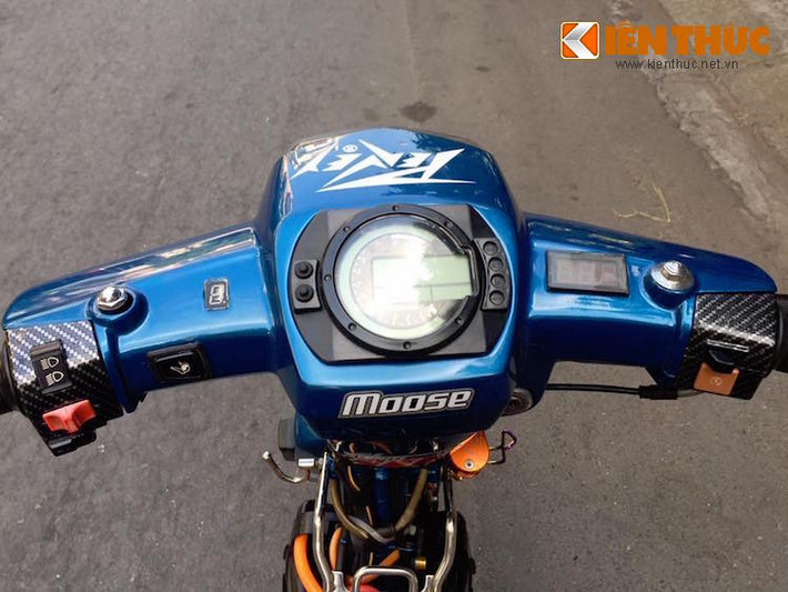 Mặt "bàn thờ" của Honda Dream gốc đã được bịt kín sau đó chế mủ lại để lắp đồng hồ điện tử đa tính năng, cùng với đồng hồ báo số và điện bình hai bên. Chủ xe thậm chí còn chế cả nút bấm mở yên cho xe.