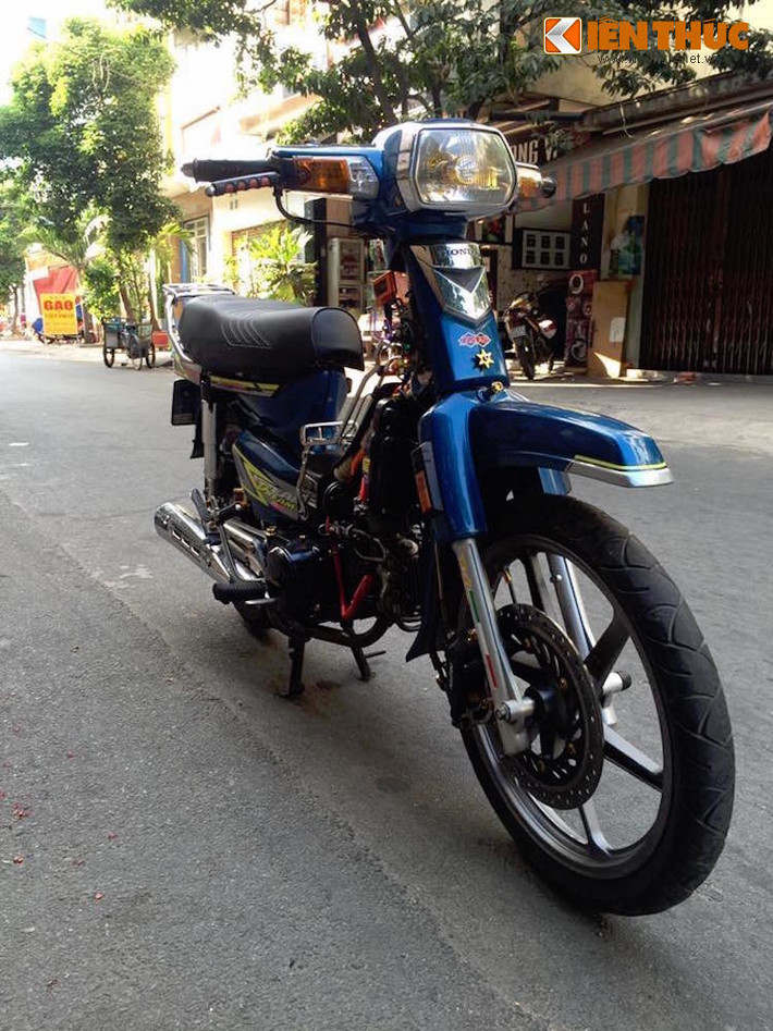 Chiếc Dream của biker Sài Gòn này đã được dọn lại theo đúng phong cách kiểng quen thuộc, sử dụng một số phụ tùng "độc" để tạo điểm nhấn thể thao hơn cho dòng xe Dream vốn khá "già".