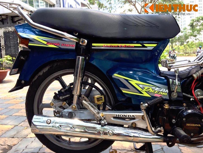 Đi kèm với động cơ là cây pô móc từ pô nguyên bản của Honda Super Dream để cho tiếng nổ ấm hơn. Dù có baga sau 10 ly nhưng chiếc Dream này lại thiếu cặp gác chân cùng bộ phuộc từ Honda Wave Nice của Thái Lan như những chiếc xe kiểng khác.