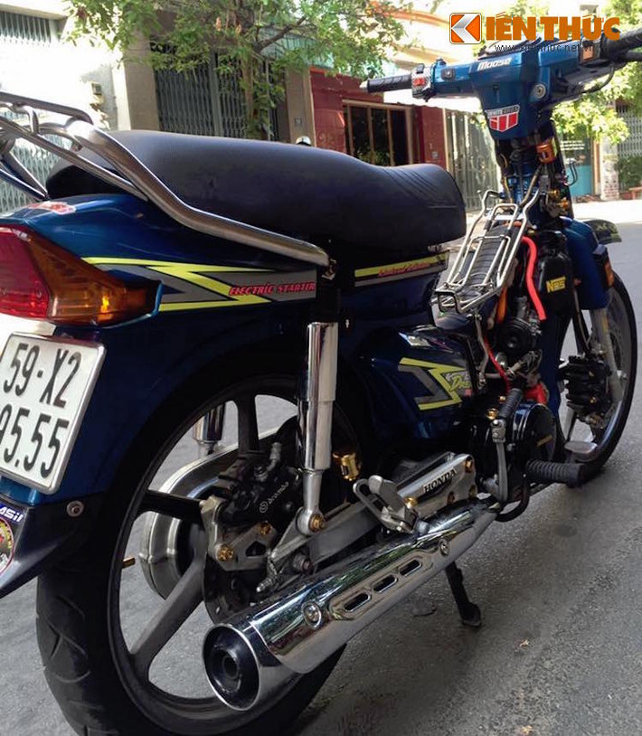 Bằng một số "đồ chơi" nhẹ nhàng, chiếc Honda Dream già cỗi đã trở nên ấn tượng và thể thao hơn.