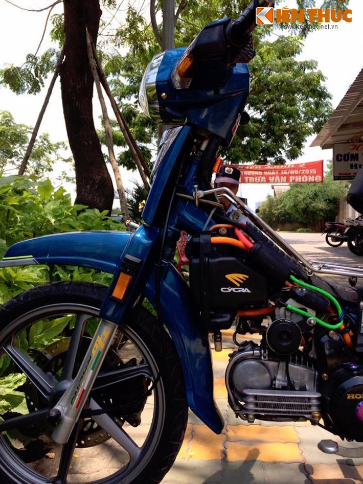 Trong đó, nổi bật nhất phải kể tới cặp mâm 6 cánh xoắn lấy từ Honda CBR150R đời trước. Với cặp mâm này, chiếc Dream trông đã "cứng cáp" và thể thao hơn rất nhiều.