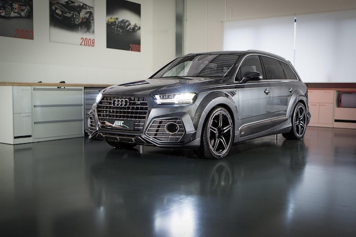 Sau một thời gian Audi Q7 mới được chính thức bán ra, các hãng độ nổi tiếng hiện đã bắt đầu liên tục tung ra những gói độ mới cho chiếc SUV này. Trong đó, hãng ABT ở Đức "chuyên trị" Audi đã "trình làng" gói nâng cấp toàn diện QS7 dành cho chiếc xe.