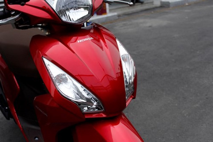 So với Shark Mini, xe tay ga Honda Vision nhỏ hơn một chút với kích thước 1.863mm x 686mm x 1.088 mm. Với trọng lượng chỉ 99 kg, chiếc xe cũng nhẹ hơn hẳn so với mức 108 kg của đối thủ từ SYM. Chiếm gần hết phần đầu xe của Vision là cặp đèn xi-nhan lớn hơn hẳn Shark Mini, nhưng không có đèn định vị LED.