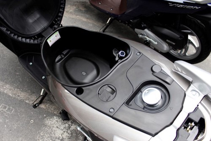 Với bình xăng nằm dưới yên, Vision có khoang chứa đồ nhỏ hơn hẳn Vision, chỉ để được 1 mũ bảo hiểm cùng một số đồ dùng lặt vặt.