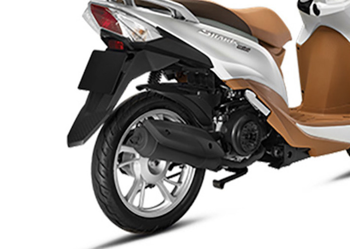 SYM Shark Mini 125 sử dụng động cơ 4 thì, xi lanh đơn với dung tích 124,6cc, làm mát bằng không khí và có phun nhiên liệu điện tử. Công suất tối đa của động cơ này đạt 6,2 PS và mô-men xoắn cực đại là 8,85 Nm. Xe có mức tiêu thụ trung bình 2l/100 km ở tốc độ 50 km/h.