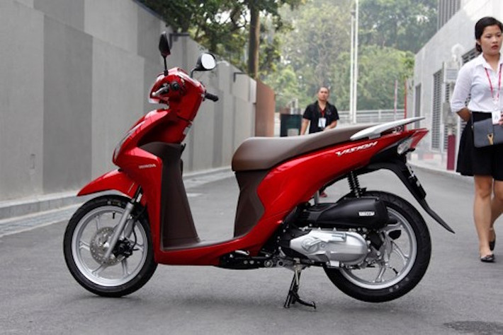 Dù không được gọi là phiên bản "mini" của SH, như trường hợp của Shark Mini với Shark nhưng những đường nét thân xe của Vision dễ dàng khiến người ta nhớ về mẫu xe tay ga cao cấp. Cũng có hệ thống phanh tương tự nhưng vành của Vision có thiết kế 6 cánh xoắn đơn giản mà đẹp mắt hơn rất nhiều.