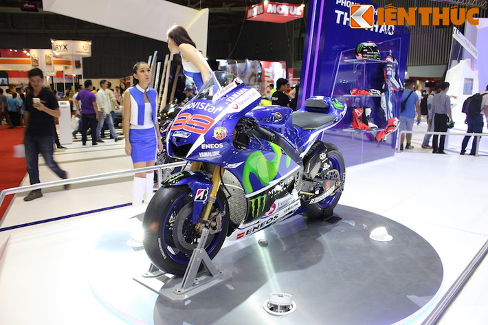 Có tên đầy đủ là Yamaha YZR-M1, Yamaha M1 là chiếc xe đua được Yamaha được thiết kế đặc biệt vào năm 2002 để đáp ứng quy định sử dụng động cơ 4 kỳ của MotoGP, thay thế cho chiếc YZR500 trước đây.