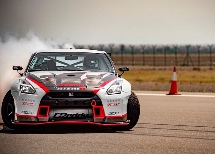 Kỷ lục tốc độ Thế giới khi drift của Nissan GT-R Nismo đã được thực hiện ở sân bay Fujairah ở Các tiểu vương quốc Ả Rập Thống Nhất, do có chiều dài lên tới 3 km để chiếc xe có thể đạt tốc độ cao.