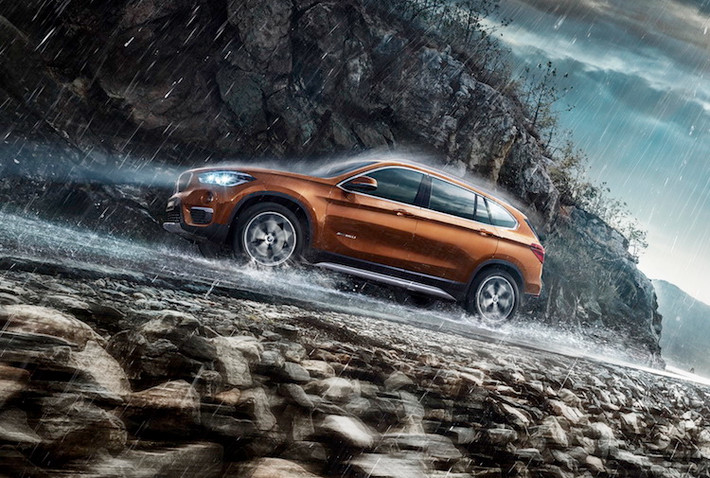 BMW X1L sẽ được bán với 4 cấu hình hệ động lực : sDrive18Li (động cơ 3 xi-lanh 1.5l tăng áp 136 mã lực, dẫn động cầu trước), sDrive20Li (4 xi-lanh 2.0l tăng áp 192 mã lực, cầu trước), xDrive20Li (như sDrive20Li nhưng dẫn động 4 bánh) và xDrive25Li (2.0l tăng áp 231 mã lực). Mọi phiên bản cầu trước đều sẽ có hộp số Steptronic 6 cấp tự động, riêng các phiên bản xDrive có hộp số 8 cấp.