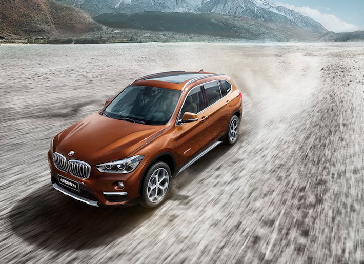 Về ngoại hình, BMW X1L 2016 không có sự thay đổi rõ rệt so với các phiên bản khác, ngay cả ở phần cửa sau của xe. Các kích thước D x R x C của X1L lần lượt là 4,56 - 1,81 và 1,62 mét.