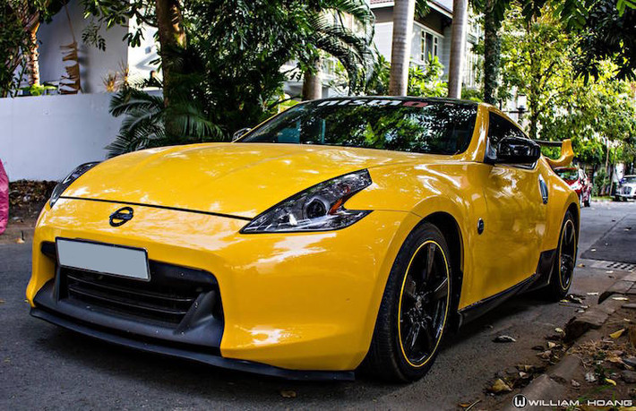 Dưới nắp ca-pô của 370Z là khối động cơ V6 3.7l có tên mã VQ37VHR mới, đem tới cho xe công suất tối đa lên tới 332 mã lực và mô-men xoắn cực đại 365 Nm.