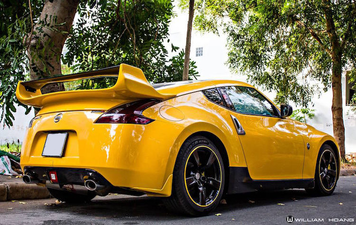 Ở phía sau, một cánh gió lớn đã được độ cho chiếc xe thể thao của Nissan bên cạnh đèn phanh phong cách F1 và hệ thống xả thể thao.