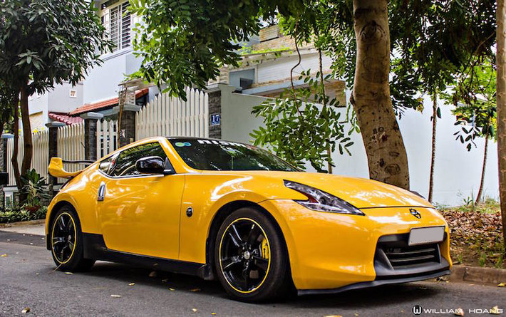 So với những chiếc xe thể thao Nissan 370Z tại Việt Nam, chiếc xe này đã được chủ xe "trang điểm" nhẹ nhàng với bộ bodylip thể thao gắn xung quanh cản xe.