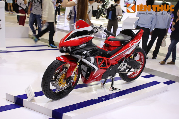 Bên cạnh Exciter độ phong cách MotoGP, chiếc Yamaha Exciter 150 độ theo kiểu X1R này là một trong 2 mẫu xe độ được Yamaha trưng bày tại Triển lãm xe máy Việt Nam 2016.