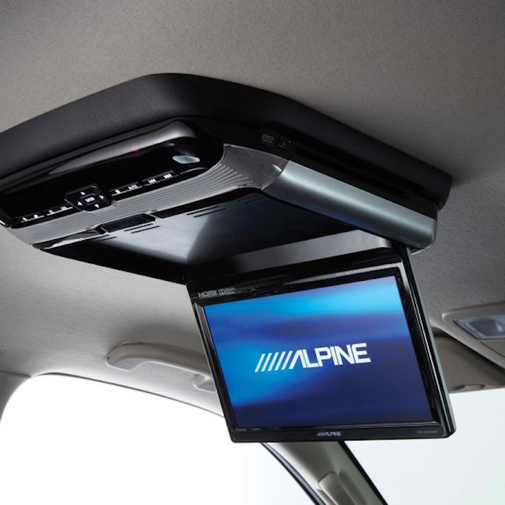 Chưa dừng lại ở đó, hàng ghế sau cũng có hệ thống giải trí Alpine độc lập có màn hình 12 inch gắn trần, trong khi khoang lái có hệ thống âm thanh 6 loa kèm theo 2 tai nghe không dây và camera lùi phía sau.