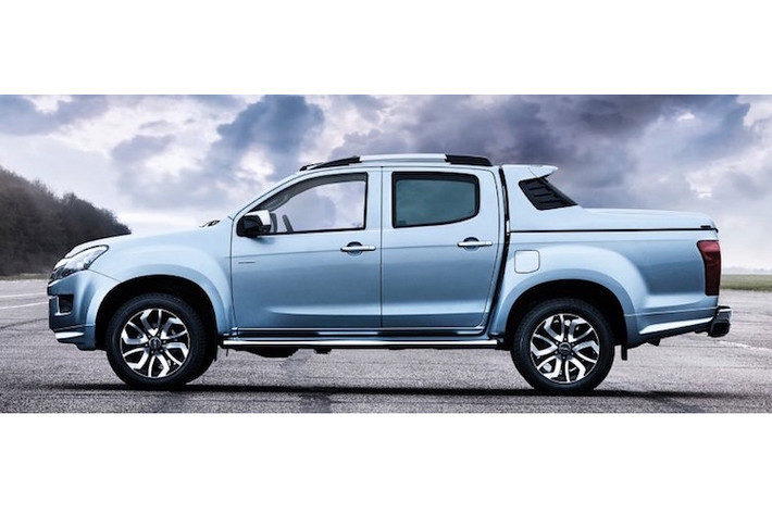 Về hệ động lực, phiên bản Centurion hoàn toàn không có gì khác biệt so với các bản D-Max khác với động cơ 2.5l diesel tăng áp kép có công suất 161 mã lực cùng mô-men xoắn cực đại 400 Nm.