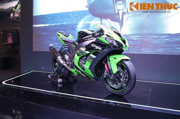 Có tên đầy đủ là Ninja ZX-10R, Kawasaki ZX-10R thế hệ mới được ra mắt lần đầu tại triển lãm EICMA vào tháng 11 vừa qua. Nếu chỉ nhìn thoáng qua, có vẻ như Kawasaki Ninja ZX-10R thế hệ mới không có nhiều khác biệt về ngoại hình so với thế hệ trước.