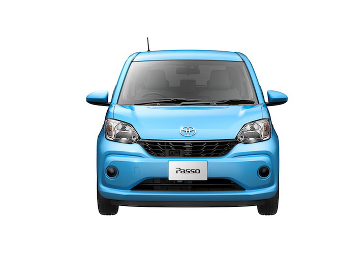 Được thiết kế hướng tới chủ yếu cho việc phục vụ khách hàng đô thị, Toyota Passo có thiết kế nhỏ nhắn, đáng yêu. Xe có 2 phiên bản với một số khác biệt về ngoại hình là Passo và Paso Moda.