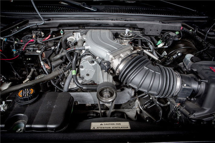 Bên dưới nắp ca-pô của chiếc xe được trang bị động cơ 5.4l V8 được trang bị một bộ siêu nạp Eaton để có thể đạt công suất tối đa 340 mã lực và mô-men xoắn cực đại 576 Nm.