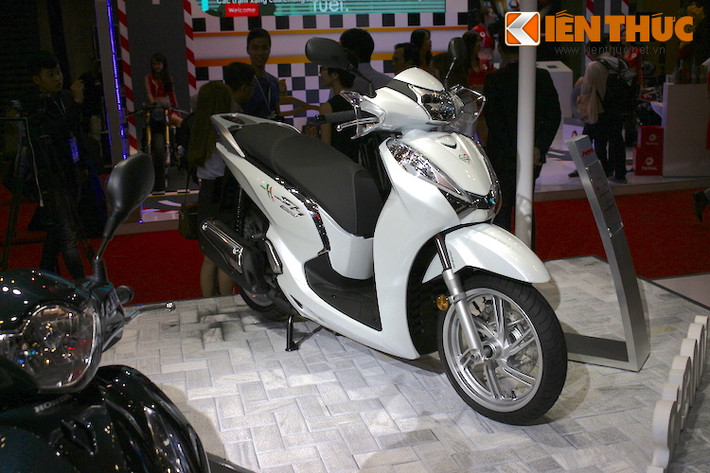 Vào đầu hè 2015, Honda SH 300i 2016 đã lần đầu tiên được giới thiệu tại Ý. Rất nhanh chóng, chỉ tới khoảng tháng 8/2015, những chiếc xe đầu tiên đã được nhập khẩu tư nhân về Việt Nam. Tuy nhiên tại triển lãm VMCS 2016, một chiếc SH 300i nhập khẩu bởi Honda Việt Nam mới xuất hiện trước công chúng.