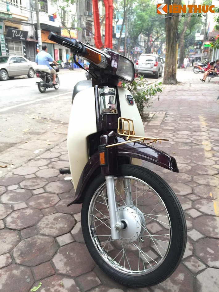 Tới đầu thập niên 90, Honda mới tung ra phiên bản Dream II "tem hồng" có thêm bộ đề. Những chiếc Dream này được nhập về Việt Nam vào khoảng năm 1992-1993. Vào khoảng những năm 95, những chiếc Dream Thái "tem lửa" nhập nguyên chiếc bắt đầu thay thế cho Dream "tem hồng". Những chiếc xe này còn xuất hiện tại các cửa hàng bán xe nhập khẩu cho tới năm 2002.