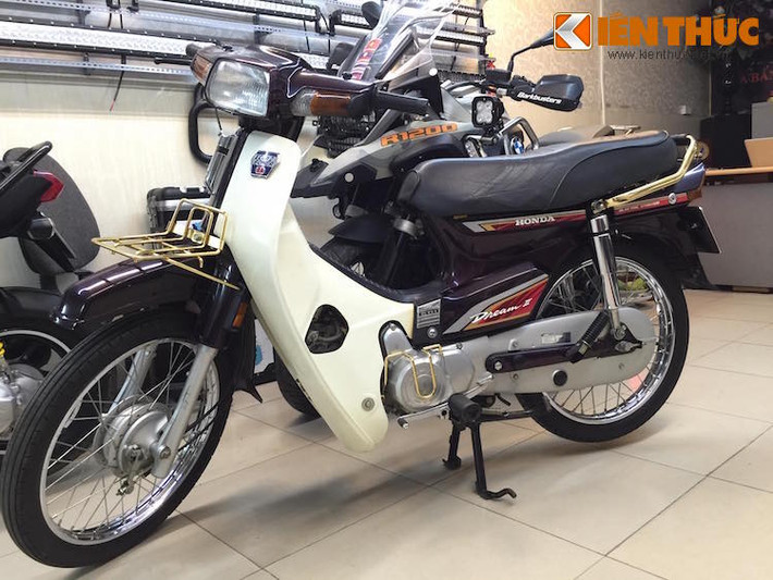 Vào năm 1985, Honda Dream II đã được sản xuất lần đầu tại Thái Lan với động cơ 100 cc mang mã hiệu HA05E. Tại Nhật, dòng xe này có tên gọi Super Cub 100EX, trong khi đó ở Malaysia, chiếc xe được gọi là EX5, Indonesia là Astrea Prima và Việt Nam là Super Dream.