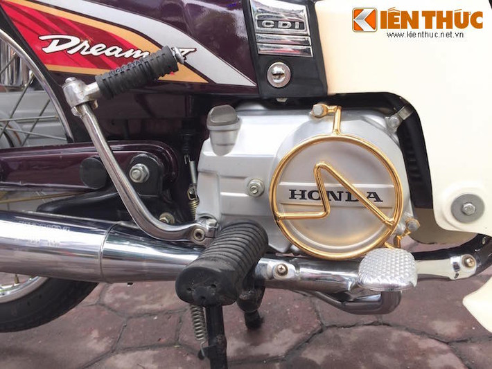 Một điểm đặc biệt trên chiếc Honda Dream Thái này đó là cặp bảo vệ bưởng, baga phía trước và tay xách phía sau đã được sơn chrome vàng bóng bẩy và "không đụng hàng" với chiếc Dream cùng đời nào khác.