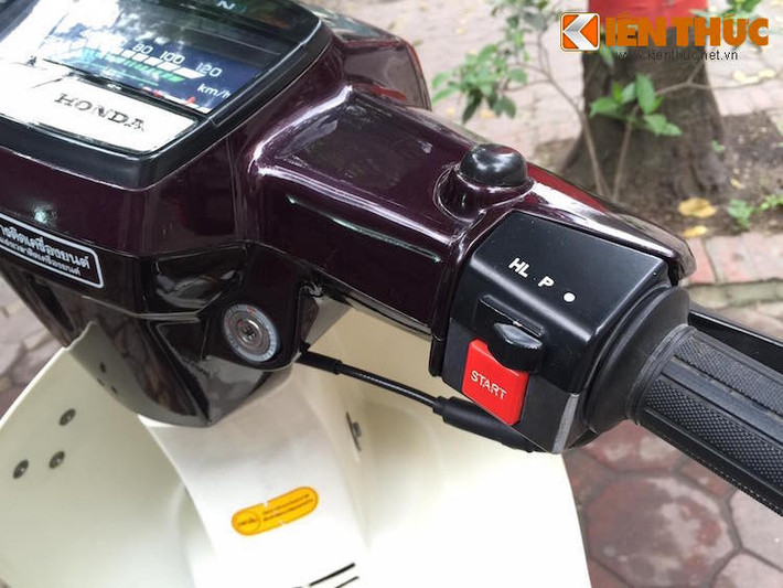 Do đi ít và được dán nilon cẩn thận nên dàn nhựa của xe vẫn như mới. Chỉ có khu vực cạnh nút đề đã bị bạc màu do người dùng phải nhấn ngón cái. Để chống mất cắp, ổ khóa của chiếc xe đã được thay bằng khóa 6 cạnh bảo mật hơn.