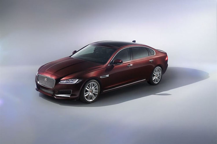 Khách hàng mua xe sẽ có thể lựa chọn 2 phiên bản động cơ chính: xăng 2.0l tăng áp 4 xi-lanh 197 mã lực và 3.0 V6 siêu nạp mạnh 335 mã lực.