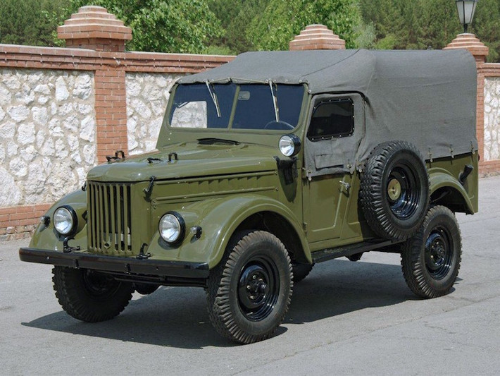 Năm 1953, quân đội Liên Xô đã yêu cầu GAZ tạo ra một chiếc xe địa hình tương tự Land Rover hay Toyota Land Cruiser, dẫn tới sự ra đời của chiếc GAZ 69. Ngay cả ở phiên bản dân sự, chiếc xe vẫn không có mui kín mà thay vào đó là mui bạt, để có thể được trưng dụng làm xe chiến đấu bất cứ khi nào có chiến tranh.