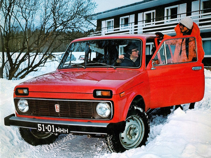 Một mẫu xe nổi tiếng khác của Lada là Niva - mẫu xe off-road đầu tiên sử dụng cấu trúc thân xe nguyên khối và hệ thống treo trước độc lập. Niva được coi là "ông tổ" của những chiếc crossover hiện đại. Tại nhiều nước chấu Âu hiện nay, bạn vẫn có thể mua mới một chiếc Lada Niva.