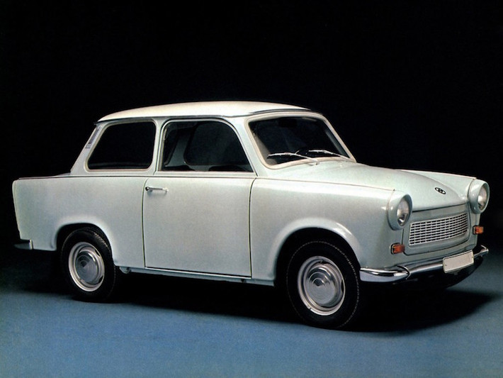 Đến từ Đông Đức, dòng xe Trabant nổi tiếng với bộ vỏ làm từ nhựa trộn với các phế liệu như bìa các-tông hay sợi bông thải và động cơ 2 xi-lanh, 2 kỳ. Đã có 3,7 triệu chiếc được sản xuất từ 1957 tới 1991.