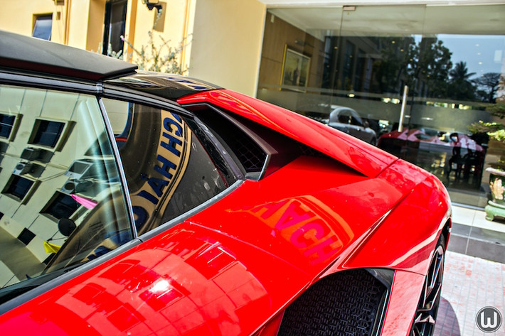 “Gắn bó” với động cơ V12 là một phần trong DNA của Lambo, chính vì vậy họ đã tình nguyện nghiên cứu để mức lượng tiêu thụ nhiện liệu và hàm lượng khí CO2 giảm xuống còn lần lượt 25 và 30% vào năm 2015. Đó là lý do vì sao Aventador Roadster có hệ thống ngắt bớt số xi-lanh khi không cần nhiều công suất. Để làm mát cho động cơ, Lamborghini đã phải thiết kế ra các khe hút gió hai bên thân xe.