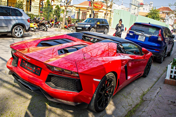 Từ phía đuôi xe, Aventador Roadster có thiết kế không khác biệt so với phiên bản Aventador Coupe, ngoại trừ nắp che động cơ kín hơn. Khi về Hà Nội, chiếc xe cũng đã được thay nắp che bằng kính trong suốt thay vì kín hoàn toàn như khi mới nhập về.