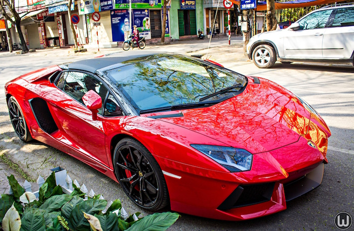 Khi đóng mui, Aventador Roadster trông gần như không khác gì so với những phiên bản Aventador mui kín khác. Thay vì sử dụng mui bạt như Murcielago Roadster trước đó, lần này chiếc xe đã có bộ mui cứng 2 phần từ sợi carbon, và có thể được tháo lắp dễ dàng chỉ trong một phút đối với những ai quen tay. Nó được thiết kế thông minh đến mức sẽ giúp tăng độ cứng thân xe của chiếc Roadster lên hơn 10%.