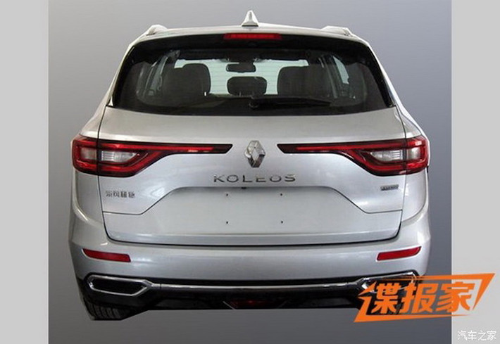 Một điểm đặc biệt trong kiểu dáng của Koleos đó là các đèn hậu cùng đèn pha đều sử dụng công nghệ LED với các dải đèn chạy kéo dài, đem tới cho chiếc xe vẻ độc đáo và "cá tính" riêng, không hề bị trộn lẫn với bất kỳ chiếc crossover nào trên thị trường.