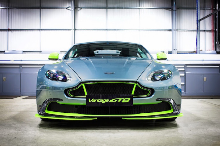 So với những chiếc V8 Vantage thường, Vantage GT8 có cản trước hoàn toàn mới với các cánh khí động học bằng sợi carbon được sơn viền màu vàng nổi bật.