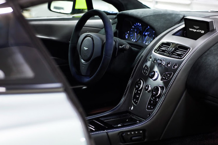 Để giữ cho Vantage GT8 trở nên "thân thiện" nhất khi di chuyển trên đường phố, hãng xe Aston Martin vẫn trang bị cho xe hệ thống thông tin giải trí AMi III thế hệ mới nhất, dàn âm thanh 160W trong một khoang nội thất bọc Alcantara và sợi carbon.
