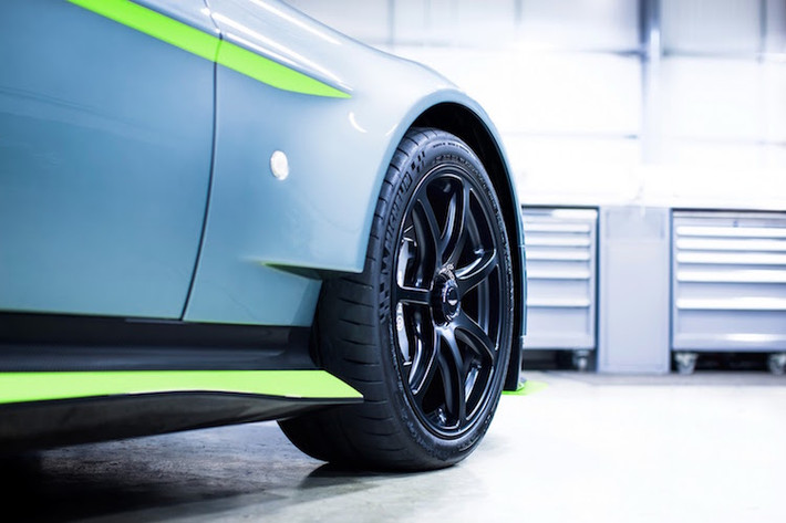 Ở cuối mỗi vòm bánh trước của Vantage GT8 được vát góc giống những chiếc xe đua WEC, trong khi bộ mâm siêu nhẹ 7 cánh bằng magie là tùy chọn đặt thêm, đi kèm lốp Michelin Sport Cup 2.