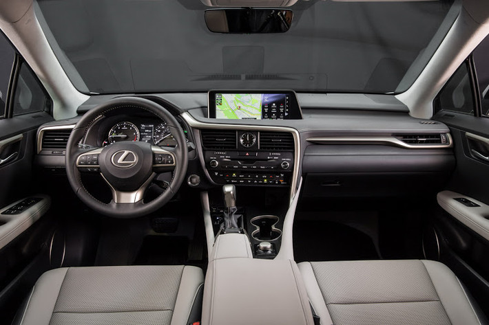 Trong 20 năm qua, Lexus đã liên tục đứng đầu phân khúc SUV cỡ trung sang trọng, và Lexus RX vẫn tiếp tục truyền thống này với cabin có hàng ghế sau gập phẳng hoàn toàn, tạo ra một khoang hành lý khổng lồ.