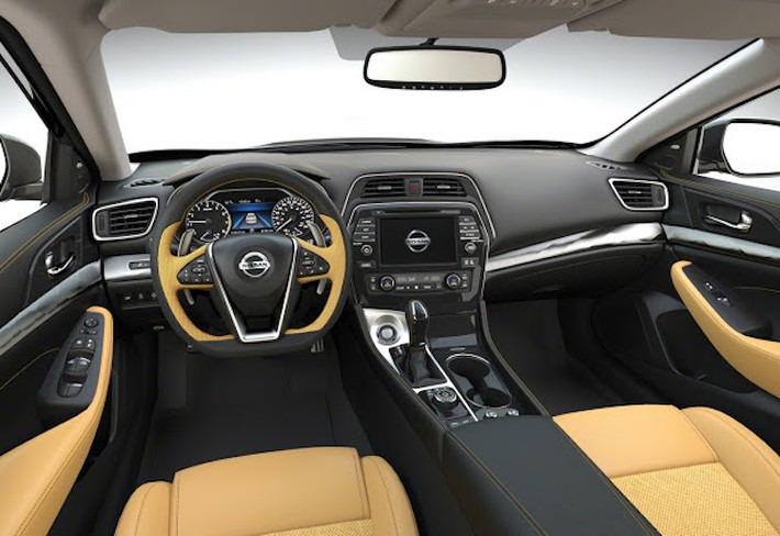 Mẫu sedan hạng trung Nissan Maxima thế hệ thứ 8 đã được WardsAuto đánh giá là có cabin rộng rãi, "gây ấn tượng đầu tiên cực tốt về chất lượng hoàn thiện" để "đem tới nội thất ấm áp, mời gọi có thể cạnh tranh với những mẫu xe đắt tiền hơn".
