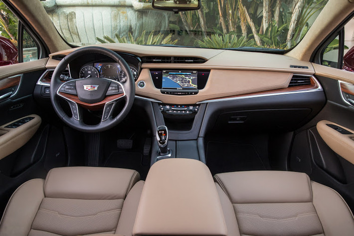 Là một mẫu crossover hạng sang cỡ trung, chiếc XT5 của hãng xe cao cấp Cadillac đã được Wards Auto khen ngợi bởi vật liệu hạng A, chất lượng hoàn thiện gần như hoàn hảo và các chi tiết, tính năng được sắp xếp khoa học, trong tầm với của người sử dụng.