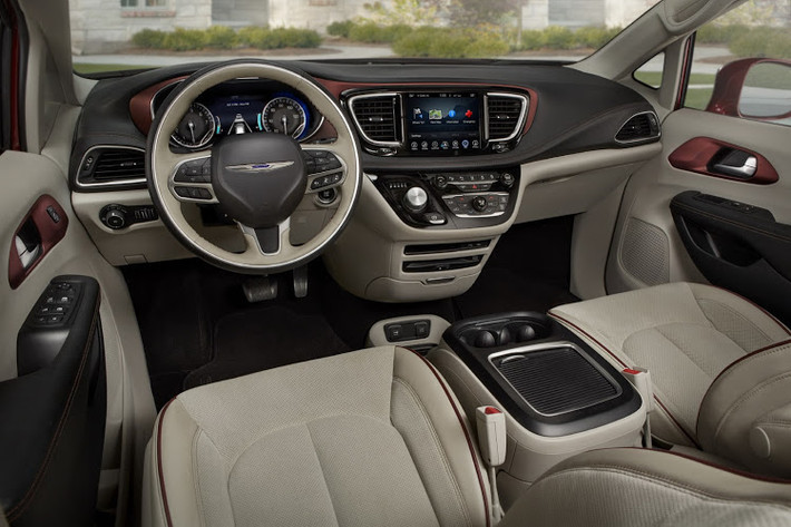 Dù là một mẫu xe minivan cho gia đình nhưng chiếc Chrysler Pacifica vẫn được đánh giá cao về độ sang trọng, đặc biệt khi ngay cả hàng ghế thứ 3 cũng rất thoải mái với người lớn.