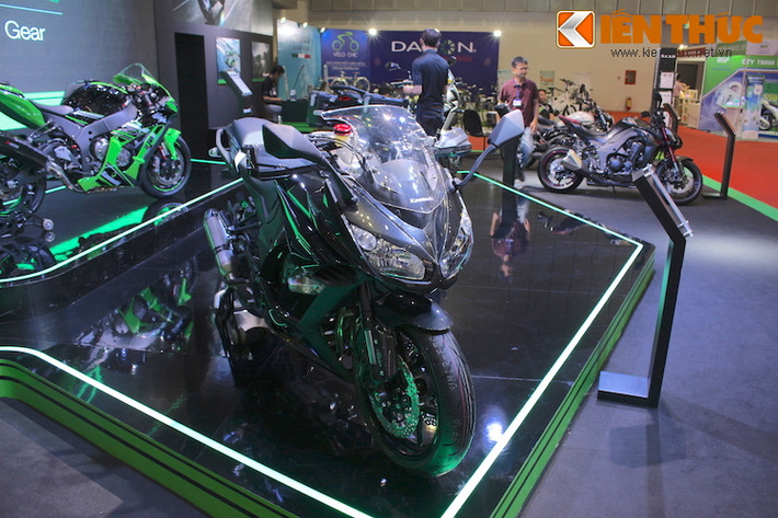 Ra mắt lần đầu vào năm 2011, Kawasaki Ninja 1000 được coi là phiên bản sport touring của mẫu naked bike rất thành công Z1000, và hoàn toàn không liên quan tới chiếc Ninja 1000R từ năm 1986.