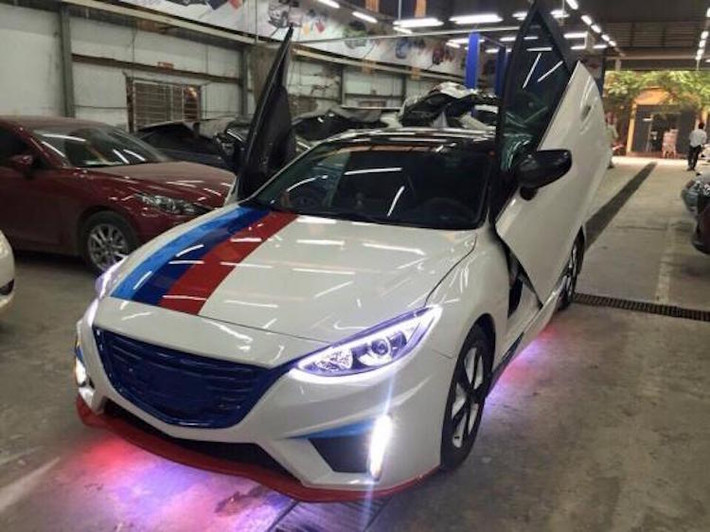Một điểm đặc biệt không thể không nhắc tới của chiếc xe đó là những vạch kẻ 3 màu xanh da trời, xanh navy và đỏ trên nền sơn trắng theo phong cách BMW M Sport. Dù không liên quan tới Mazda 3 nhưng những đường trang trí này cũng giúp cho chiếc xe bắt mắt hơn.