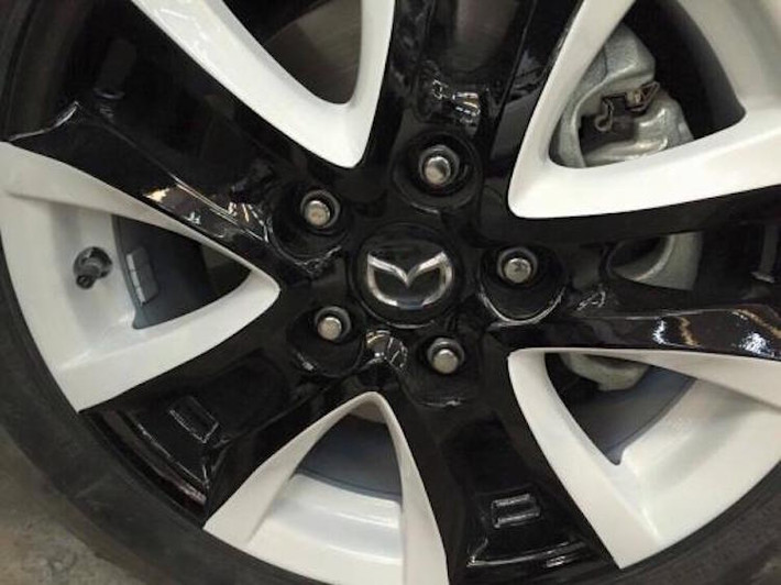 Ngoài ra, bộ mâm nguyên bản của Mazda 3 cũng được giữ nguyên, nhưng sơn 2 tông màu nổi bật hơn.