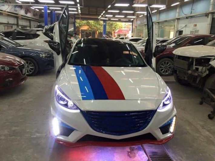 Ở bên dưới gầm xe, những dàn đèn LED đã được gắn xung quanh chiếc Mazda 3, khiến chiếc xe nổi bật hơn khi đi trong đêm, tương tự những mẫu xe đua trong The Fast & The Furious và 2 Fast 2 Furious.